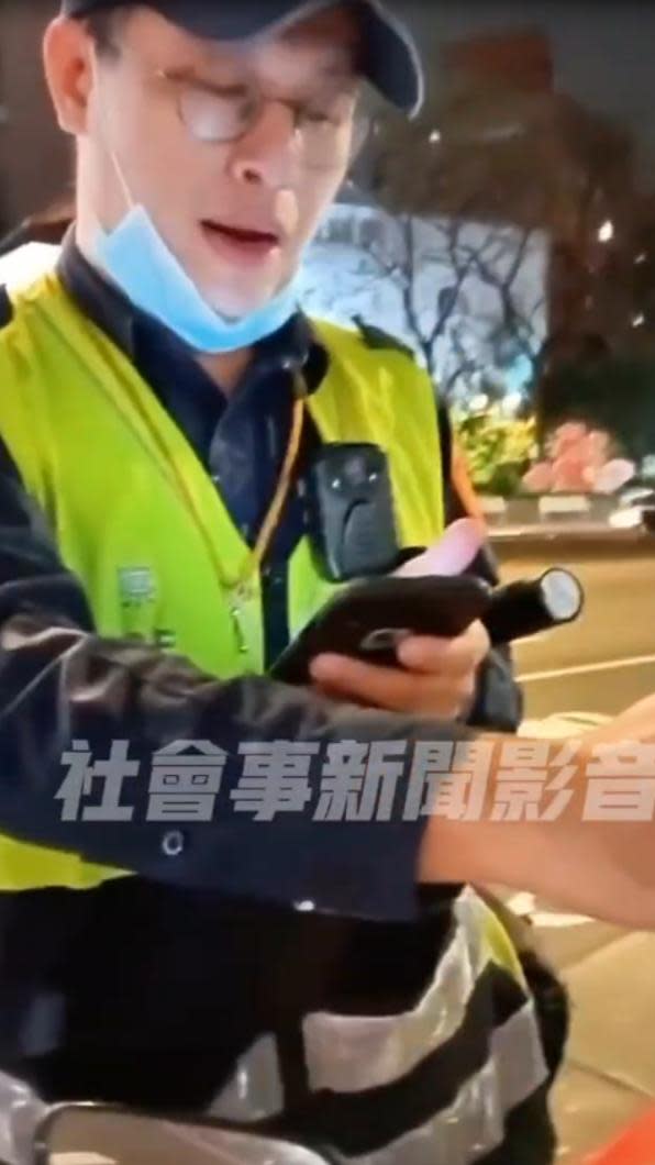 員警勸導騎士不聽，依規定開單。（圖／翻攝自社會事新聞影音）