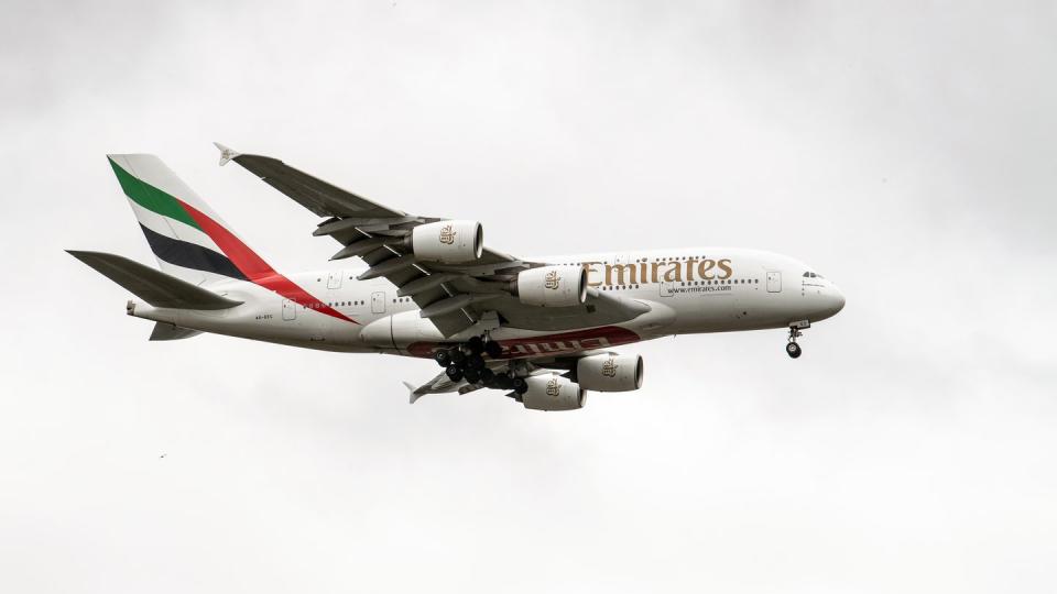 Ein Airbus A380 der Fluggesellschaft Emirates im Anflug auf den Flughafen Düsseldorf.