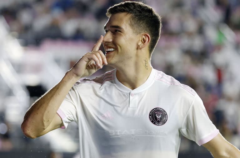  Robbie Robinson celebra tras anotar un gol ante Toronto FC