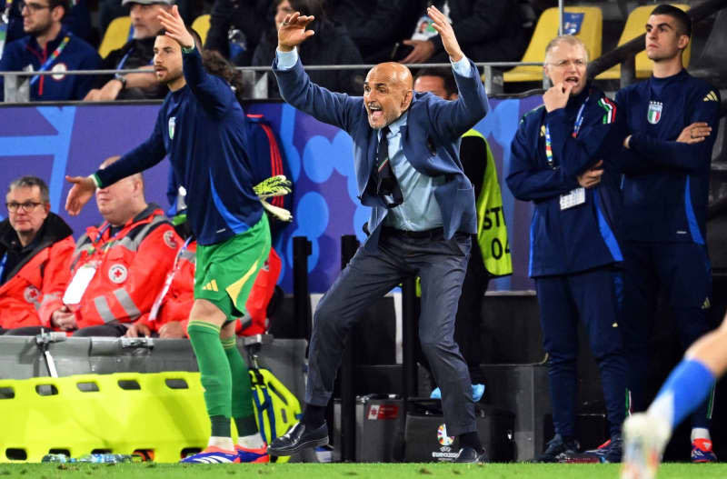 L'allenatore italiano Luciano Spalletti si trova sulla linea laterale durante la partita di calcio del Gruppo B Euro 2024 tra Italia e Albania allo stadio di Dortmund.  Bernd Thiessen / Agenzia di stampa tedesca