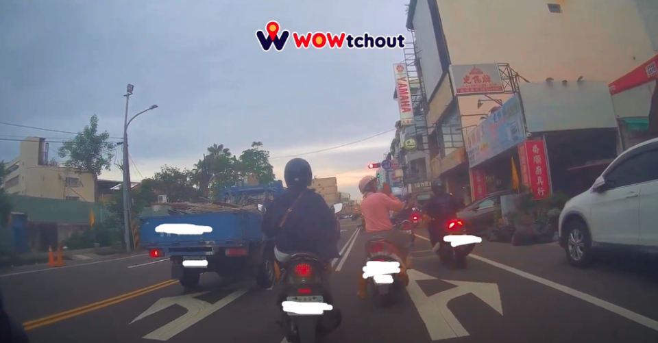 台南一名阿伯騎車時突然煞停，向旁邊的廟宇拜拜，影響交通。（翻攝自WoWtchout - 地圖型行車影像分享平台YouTube）