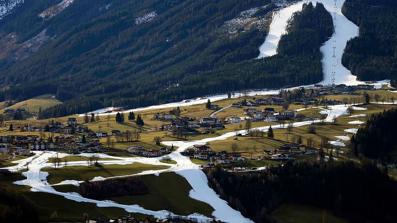 La gente esquía en una pista cerca de Schladming, Austria, enero de 2023.