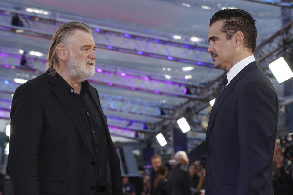 Los actores Brendan Gleeson, izquierda, y Colin Farrell, posan al llegar al estreno de la película “The Banshees of Inisherin” en el Festival de Cine de Londres 2022 en Londres el 13 de octubre de 2022. (Foto Scott Garfitt/Invision/AP)