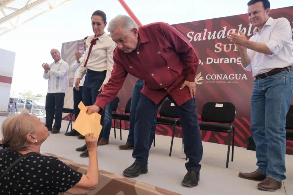 AMLO pide unidad en Lerdo, Durango tras abucheos a gobernadores del PRI