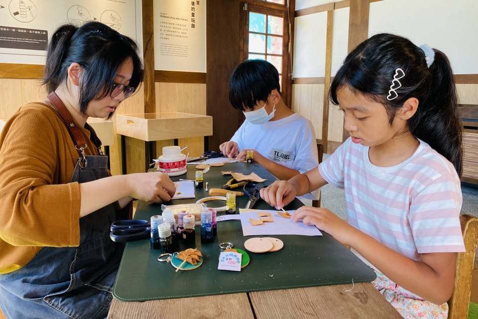 淡水古蹟博物館的駐村藝術家李芊慧將在夏令營中帶領學童運用皮革媒材