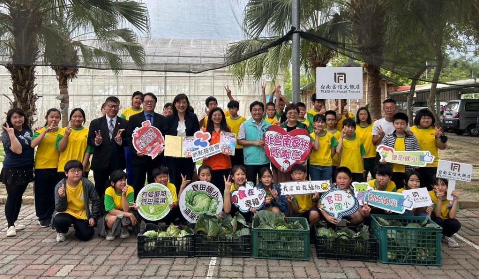 南市富信大飯店收購官田國小種植的高麗菜，所得捐北台南家扶中心助弱勢。（記者盧萍珊攝）