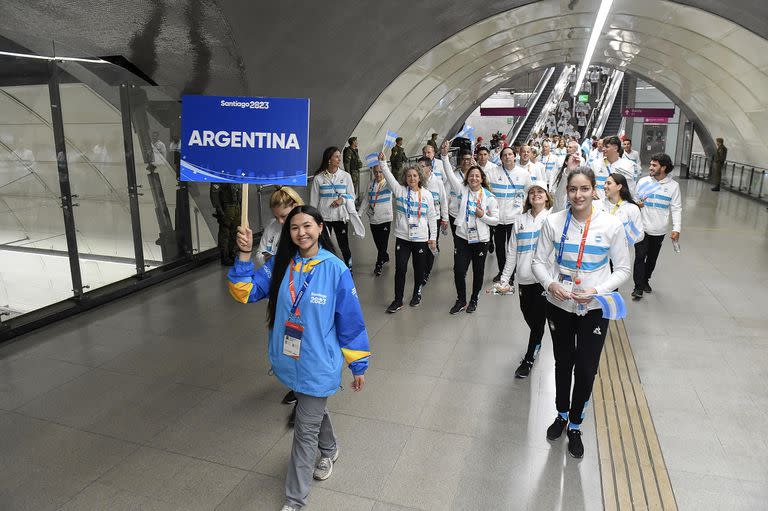 Los argentinos, en el trayecto en subte desde la estación Cerrillos hasta la del Estadio Nacional