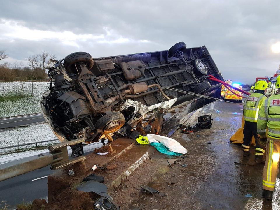 Valiente: el agente Willis sostuvo la camioneta con sus propias manos para evitar que cayera por el puente de la autopista. (Fotos: SWNS)