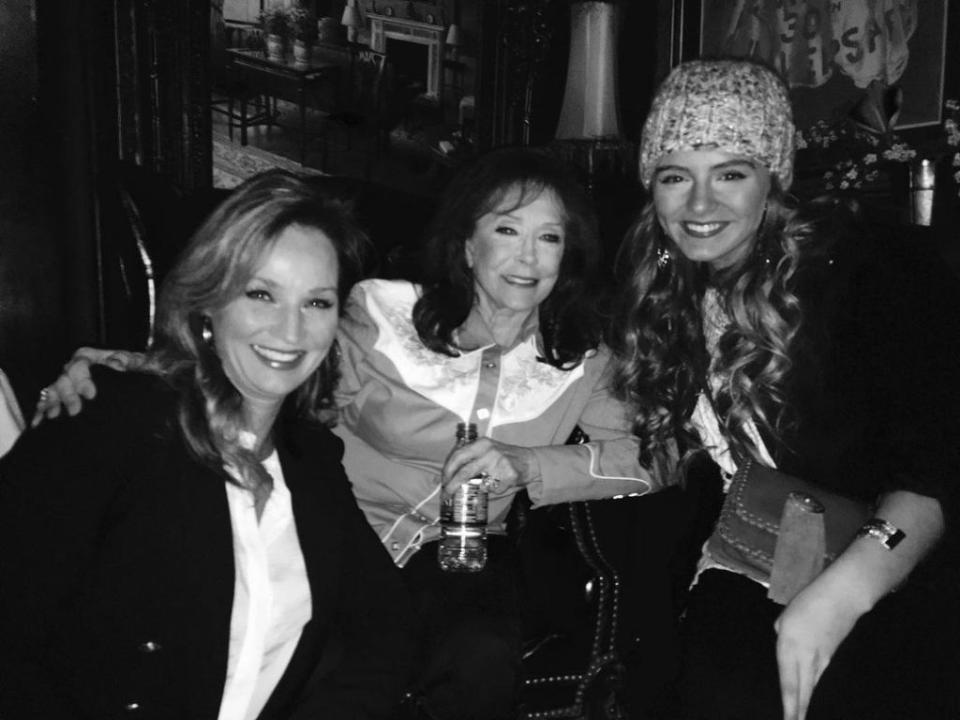 Loretta Lynn (center) with daughter Patsy and granddaughter, Emmy Russell. Instagram / @emmyroserussell