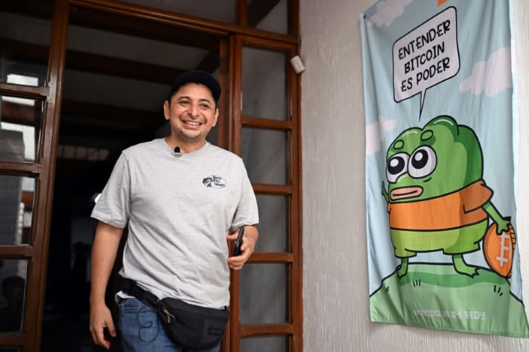 Napoleón Osorio, qui est passé de chauffeur de taxi à entrepreneur, quitte le siège de l'ONG Mi Primer Bitcoin à San Salvador le 4 septembre 2024 (Marvin RECINOS)