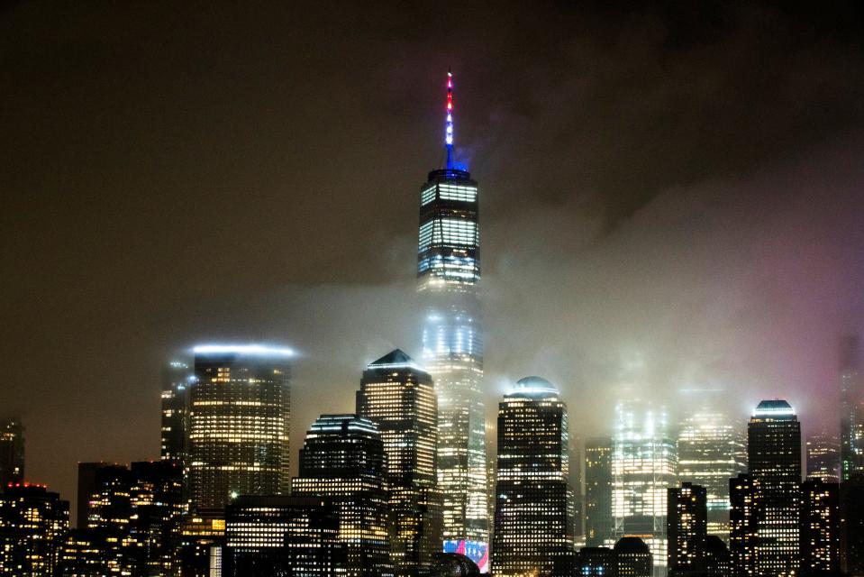 El One World Trade Center iluminado con los colores de la bandera estadounidense en reconocimiento a la lucha del país contra el coronavirus. (Foto: Eduardo Munoz / Reuters).