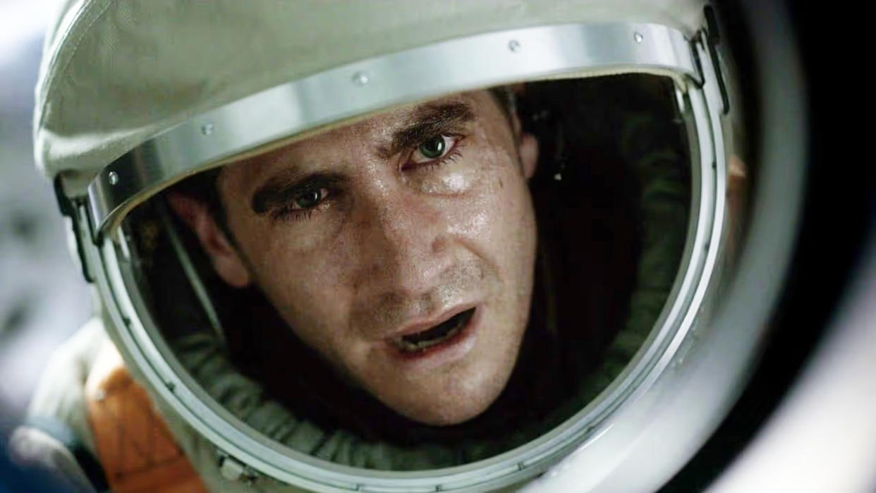  Jake Gyllenhaal peering through a window in "Life" movie (2017) on Netflix. 