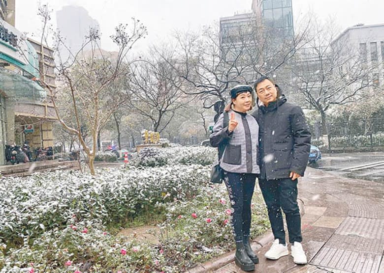 In addition to performing arts, Li Yaoxiang and his wife also take time to enjoy life.