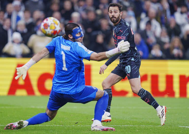 Bernardo Silva define con un toque sutil de zurda y marca el segundo gol de Manchester City