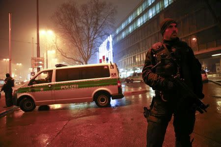 German police block the road near the main train station in Munich January 1, 2016. REUTERS/Michael Dalder