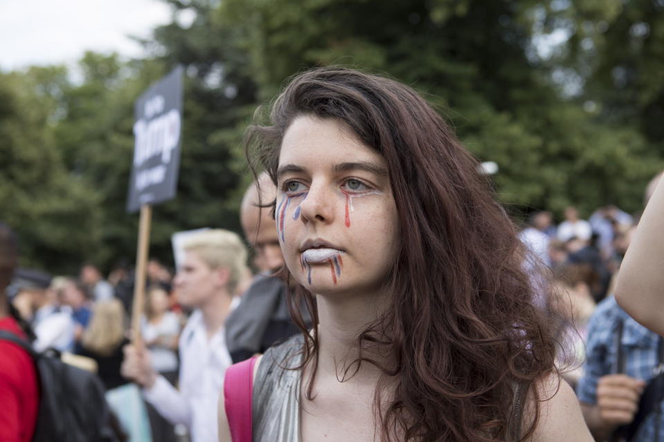 LON01. LONDRES (REINO UNIDO), 12/07/2018.- Decenas de manifestantes se reúnen frente a la residencia del embajador de los Estados Unidos en Regent’s Park, Londres (Reino Unido) hoy, jueves 12 de julio de 2018, donde el presidente estadounidense, Donald J. Trump, permanecerá la primera noche de su visita de cuatro días al país. Los manifestantes usan megáfonos, silbatos y ollas para crear ‘una pared de ruido’ como protesta en contra de la visita de Trump. La manifestación más multitudinaria tendrá lugar mañana con un recorrido por las principales vías de la capital británica bajo el lema “Stop Trump March” (Marcha para parar a Trump). EFE/STR