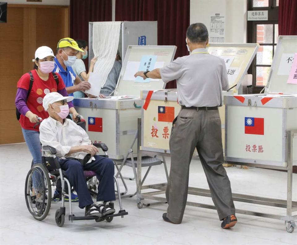 國民黨主席選舉今日進行投票，不少黨員前往投票所投票，選出自己心中的人選。（趙雙傑攝）