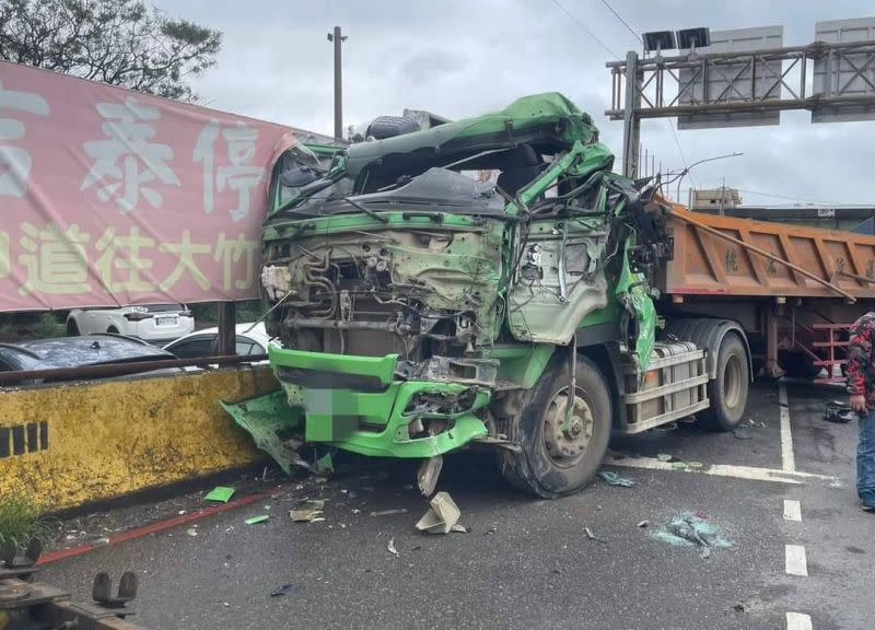 ▲桃園大園交流道入口，今（2）日上午發生車禍，砂石車從後追撞兩車後，再撞上路邊護欄才停下，車頭幾乎全毀。（圖／翻攝畫面）