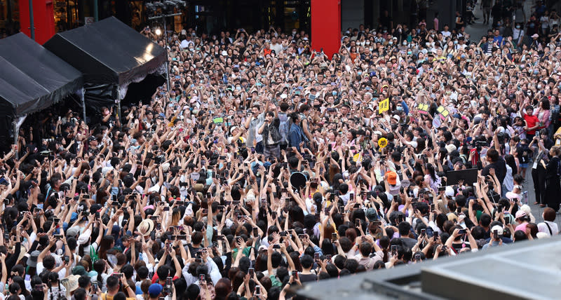 Energy簽唱會 上千粉絲到場支持（2） 唱跳男團Energy（中）重返歌壇，推出新專輯，5日 在台北信義香堤大道廣場舉辦「Energy唯一限定簽唱 會」，吸引上千名粉絲到場，與他們一起同樂。 中央社記者張新偉攝  113年5月5日 