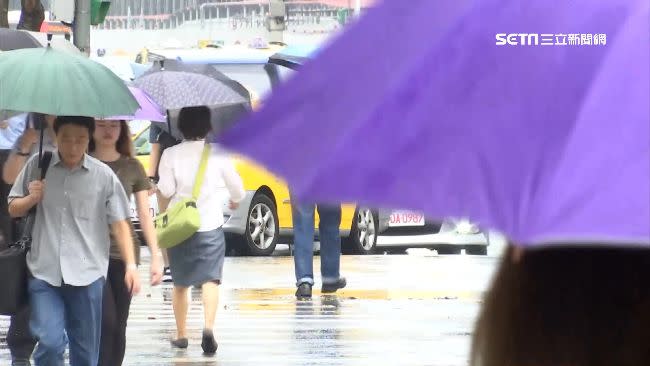 今日迎一鋒面，東半部及高屏有局部雨，北部轉為有局部短暫雨的天氣。（示意圖／資料照）