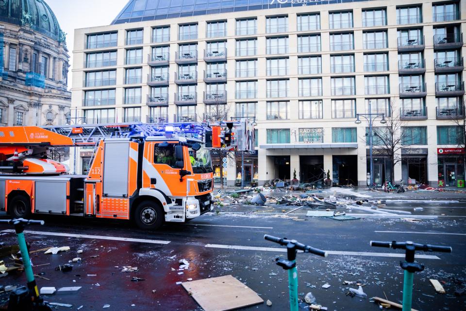 Trümmer liegen auf der Berliner Karl-Liebknecht-Straße vor einem Hotel. In dem Hotel Radisson Blue war das riesige Sea Life Aquarium geplatzt. Wasser strömte bis auf die Straße. - Copyright: picture alliance/dpa | Christoph Soeder