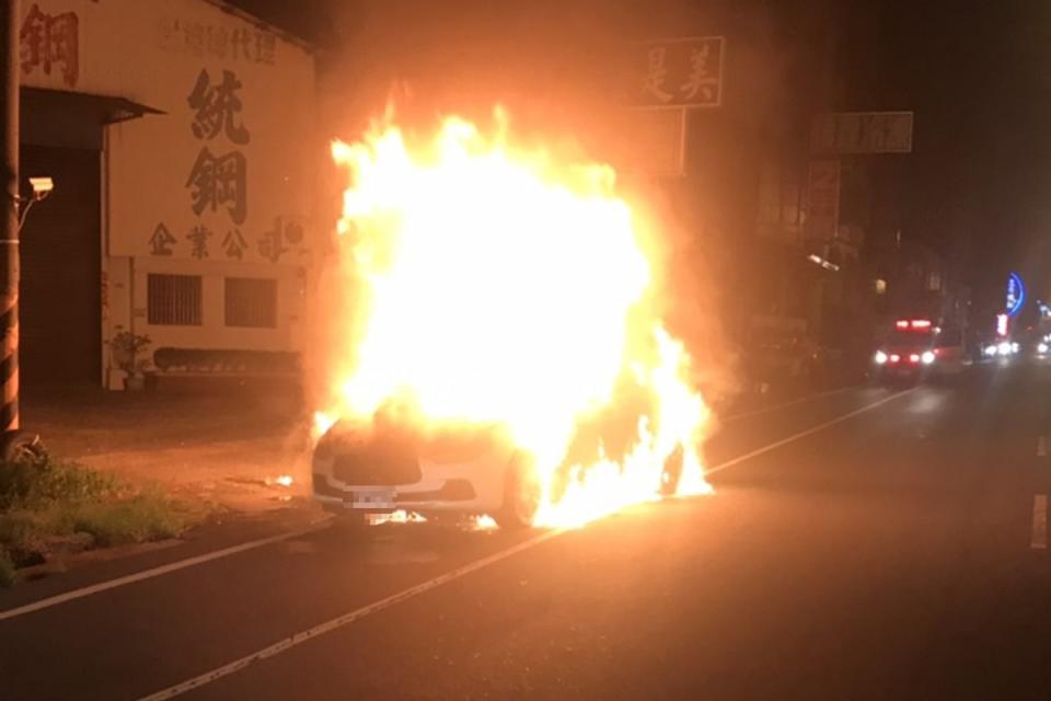 一輛瑪莎拉蒂轎車28日凌晨行經台南市永康區時，車輛 前引擎蓋附近忽然無故冒煙，沒多久就起火燃燒，所幸 沒有人員受傷。 （讀者提供） 