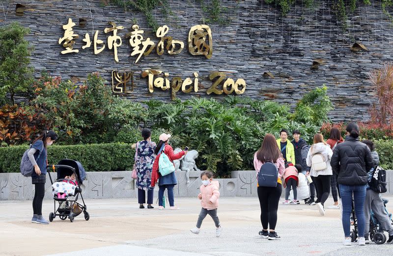 台北市立動物園門票也喊漲！由於全票60元已26年未調整，園方近日考慮修改票價，但台北市民票價維持不變，非市民則將漲至100元。（中央社資料照）