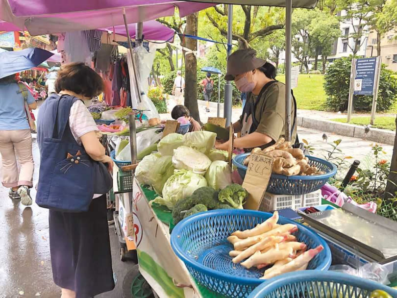 民眾到台北市雙連市場買菜，瑪娃颱風影響菜價讓高麗菜、白菜小漲。（圖／張芷瑜攝）