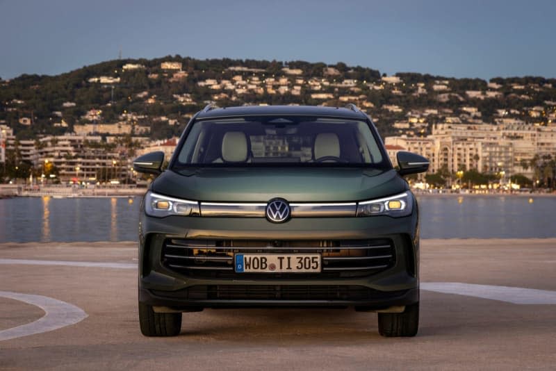 If you look closely, you can see the design nuances: new Matrix headlights, a glazed grille and the new air vents. Volkswagen AG/dpa