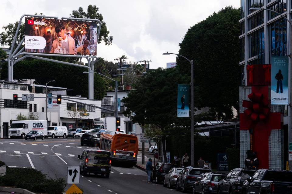 ▲〈聖誕星〉MV也出現在洛杉磯，同時閃耀美國東西兩岸街頭。