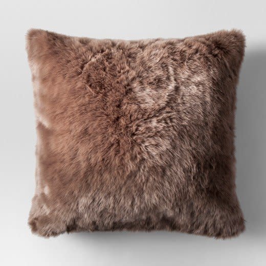 Get it <a href="https://www.target.com/p/faux-fur-oversized-throw-pillow-threshold-153/-/A-52968221#lnk=newtab" target="_blank">here</a>.&nbsp;