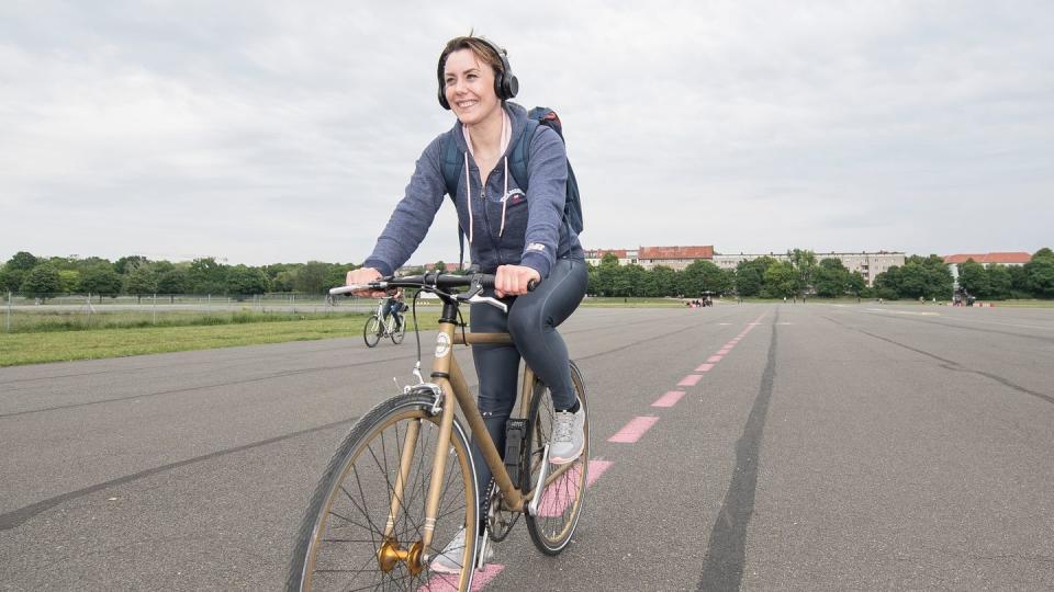 Kopfhörer beim Radfahren ist nicht generell verboten, aber es gibt Vorgaben. (Bild: dpa)