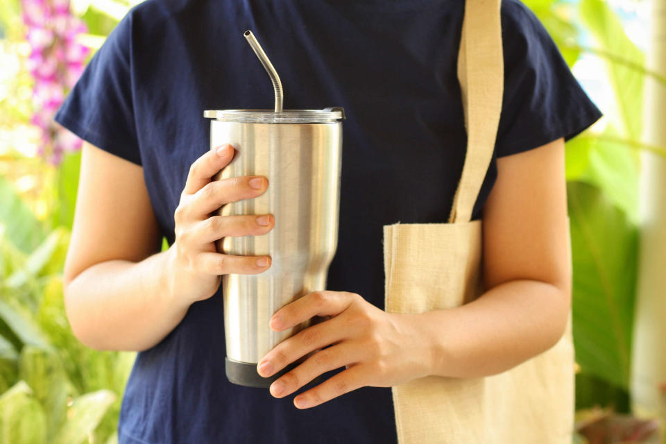 習慣使用吸管的消費者，可以選擇附帶吸管功能的環保杯，或是杯蓋可插進吸管的款式。