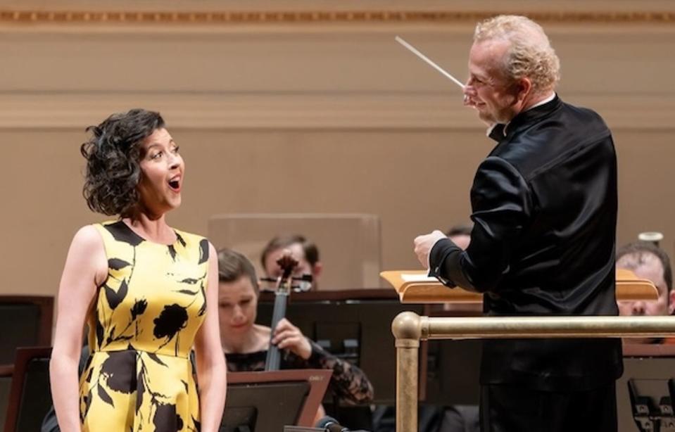 指揮大師聶澤-賽金（右）與女高音奧羅佩薩日前在卡內基音樂廳演出。（牛耳藝術提供）