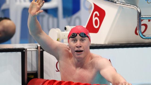 Nadador positivo, con gafas de natación y gorro de baño