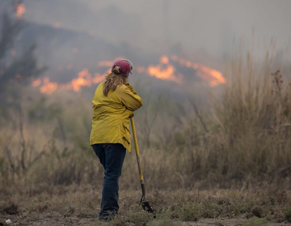 A spotter monitors the Okanogan Complex wildfire on Aug. 22, 2015, near Omak, Washington. <a href="https://www.gettyimages.com/detail/news-photo/spotter-keeps-and-eye-on-a-wildfire-which-is-part-of-the-news-photo/484926362" rel="nofollow noopener" target="_blank" data-ylk="slk:Stephen Brashear/Getty Images;elm:context_link;itc:0;sec:content-canvas" class="link ">Stephen Brashear/Getty Images</a>