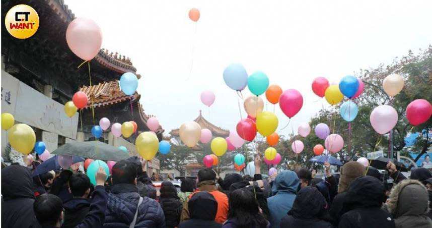 新北國三生告別式，親友和同學齊放象徵祝福與思念的氣球。（圖／劉耿豪攝）