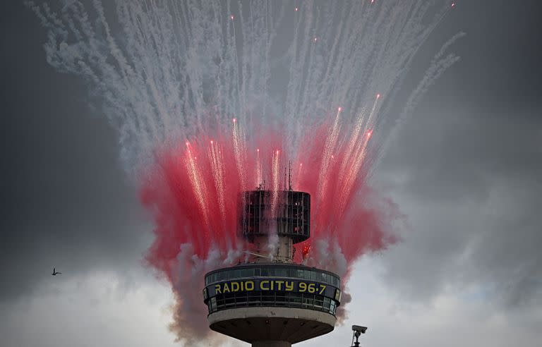 El humo rojo y fuegos artificiales desde una torre de la ciudad de Liverpool