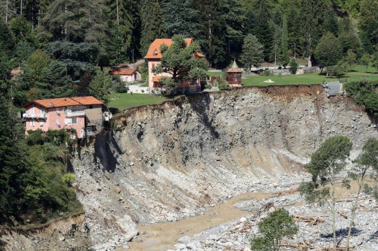 Le village de Saint-Martin-Vesubie au bord du précipice, le 3 octobre 2020, après les violentes crues qui ont affecté l'arrière-pays niçois - Valery HACHE © 2019 AFP