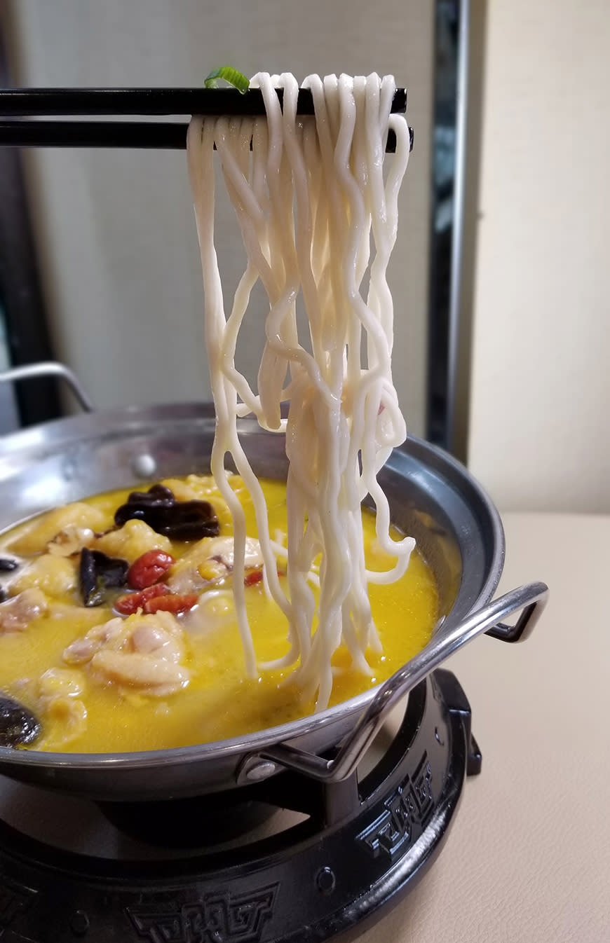 上海麵質地偏腍吸湯，吃前才夾到鍋中就可保持爽彈。 