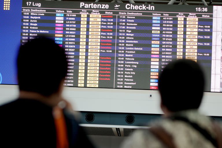 Una cartelera de vuelos en el Aeropuerto Leonardo Da Vinci de Roma el 17 de julio del 2022.  (Foto AP/Andrew Medichini)