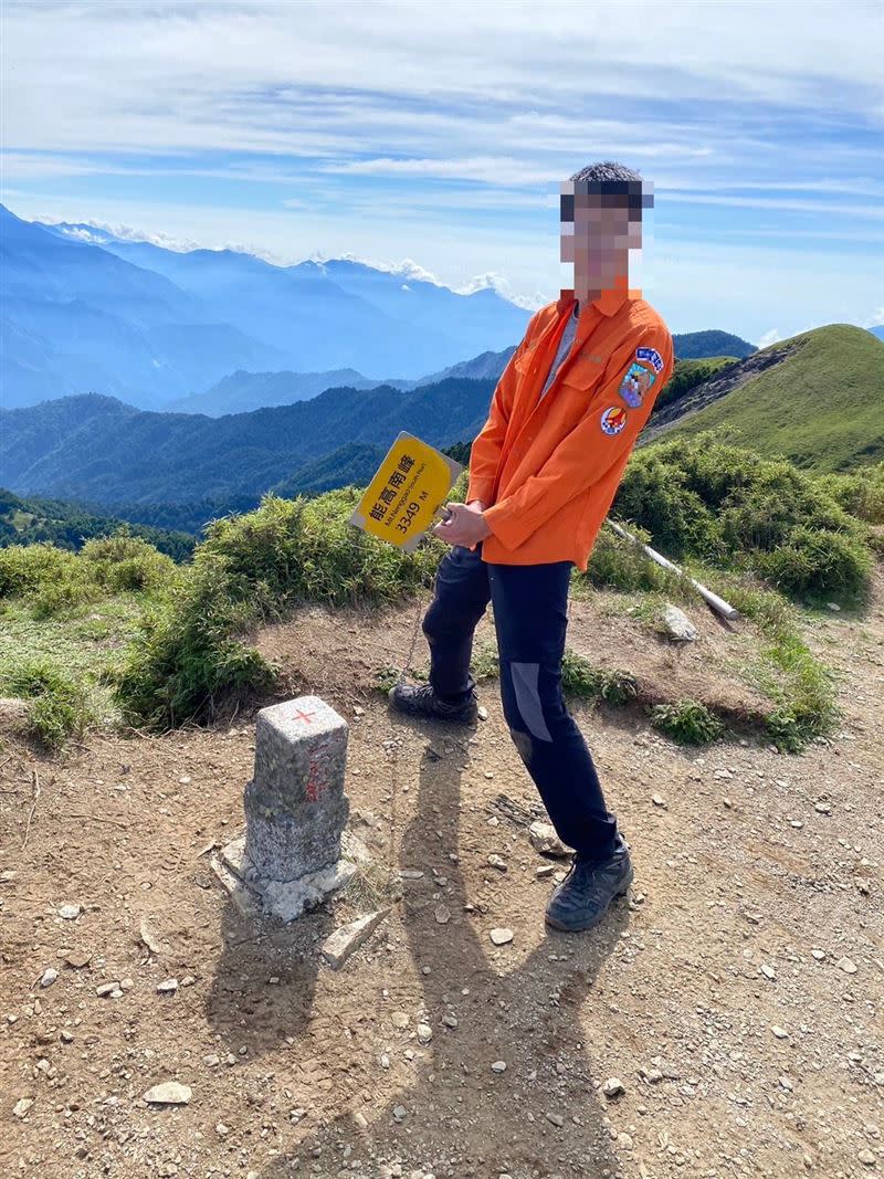 有網友比對出，拿登能高南峰山牌搞怪拍照的登山客，與下山墜崖被救援的大學生應是同一人，認為因拍照動作不雅，才會被山神教訓。(圖／民眾提供)