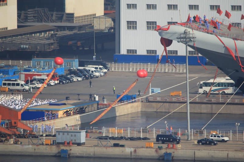 中國首艘國產航空母艦26日在大連造船廠正式下水。