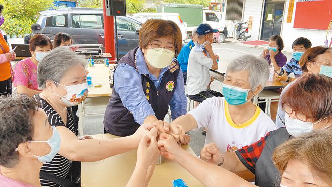 宜蘭縣羅東鎮長吳秋齡（左三）遭檢舉行賄，宜蘭地檢署訊後，以涉嫌違反公職人員選舉罷免法，諭令20萬元交保，她7日上午出席公所活動，有不少民眾替她加油、打氣。（吳佩蓉攝）