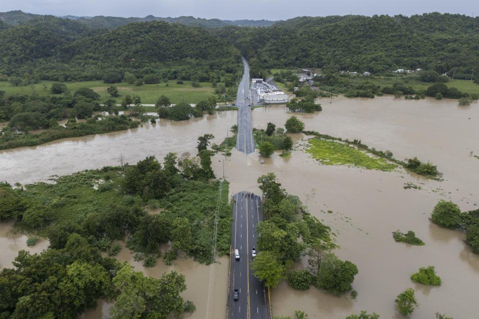 El Río La Plata se desborda por la carretera que pasó Ernesto en Toa Baja, Puerto Rico, como tormenta tropical el 14 de agosto. (