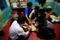 <p>Students break the fast during the holy month of Ramadan at Lirboyo Islamic boarding school in Kediri, Indonesia, May 24, 2018. (Photo: Beawiharta/Reuters) </p>