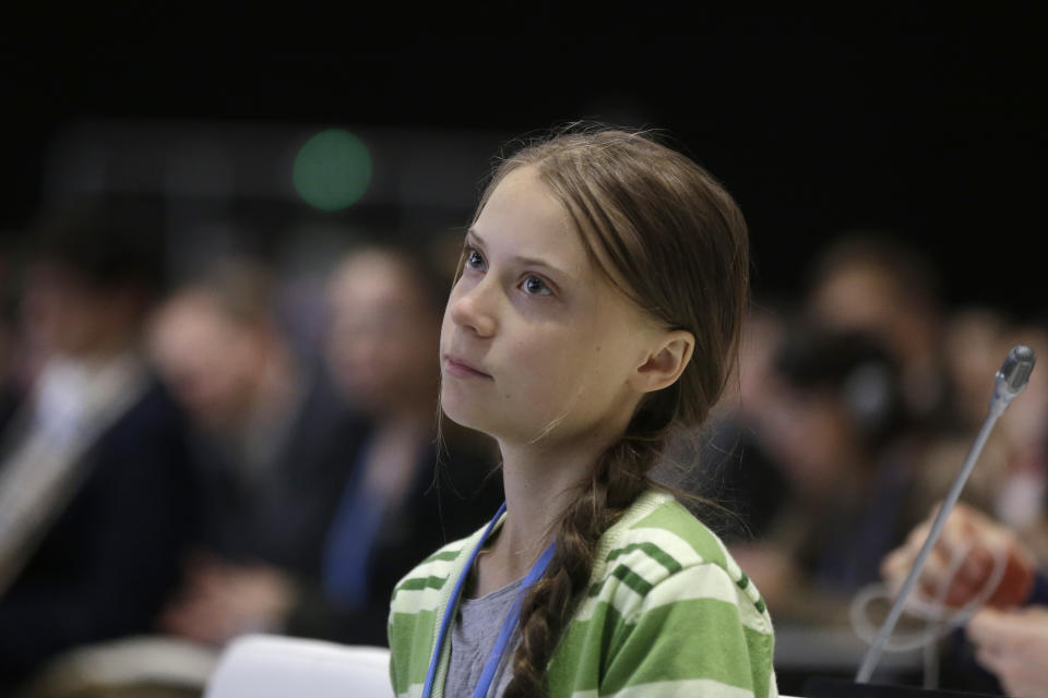 La activista por el clima sueca Greta Thunberg escucha discursos antes de dirigirse a los asistentes a la cumbre del clima de Naciones Unidas, en Madrid, el 11 de diciembre de 2019. (AP Foto/Paul White)