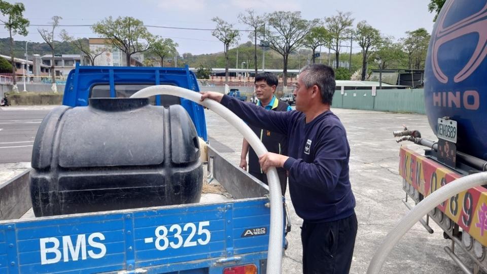 今年因久旱不雨導致灌溉水短缺，影響玉井、楠西、左鎮及南化山區農作產業，台南市長黃偉哲相當關心缺水影響，積極向中央水利署爭取水車、供水桶等經費補助，協助灌溉山區的農業，已於今日起動水車載水至供水點，早上加水車一到便有農民前來取水，農民表示感謝市府幫忙，讓農作物可以順利生長。   圖：台南市政府提供