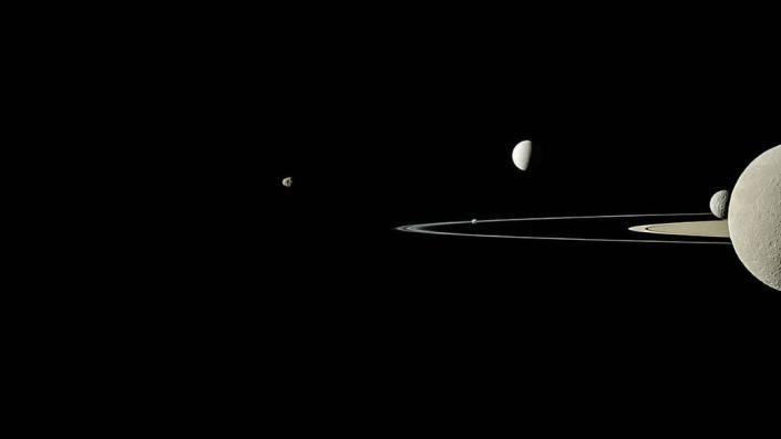 Le 29 juillet 2011, Cassini a capturé cinq des lunes de Saturne en une seule image.