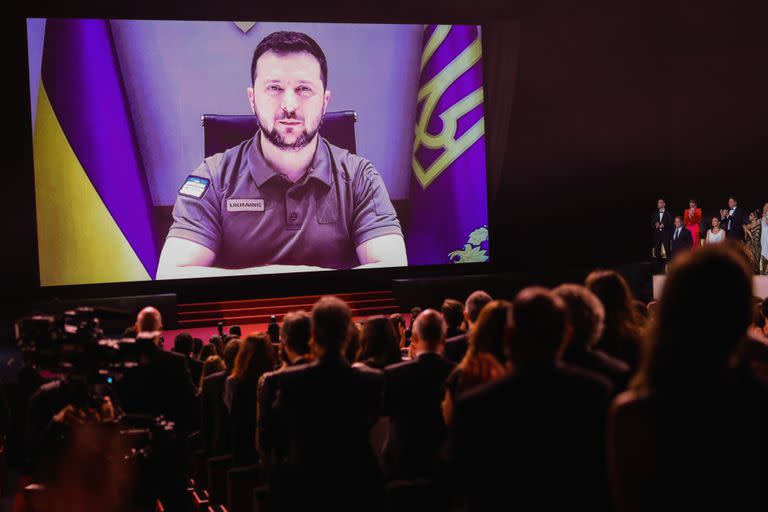 El momento en que el presidente de Ucrania habla durante la ceremonia inaugural del Festival de Cannes